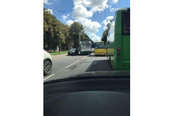 ДТП у центрі Луцька: тролейбус в'їхав в іномарку