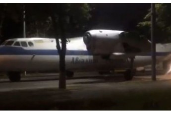 В Києві посеред проспекту їхав пасажирський літак (Відео)