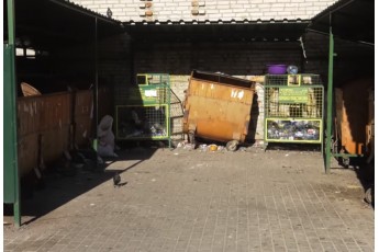 Своє сміття − сусіду: луцький двір потерпає від чужих відходів (Відео)
