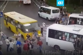Автобус протаранив натовп людей під Москвою (відео)