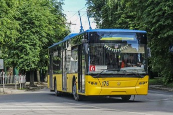 В Івано-Франківську обстріляли тролейбус