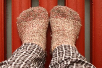 Медики назвали три небезпечних причини постійно холодних ніг