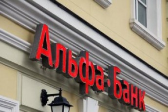 Один з українських банків заморозить картки своїх клієнтів