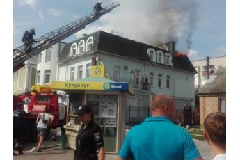 У Луцьку пожежа − горить кафе-магазин (Фото)
