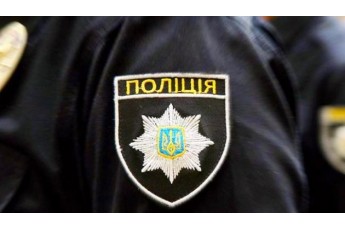 Київський поліцейський побив кийком лежачого чоловіка (Відео)