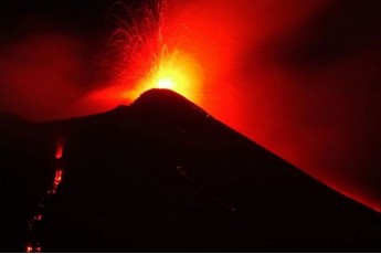 На Сицилії прокинувся вулкан Етна