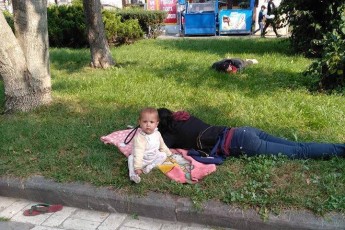 Немовля повзало навколо: батьки однорічної дитини заснули на траві у Тернополі