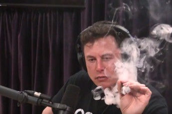 Ілон Маск розкурив сигарету з марихуаною у прямому ефірі (відео)