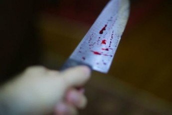 Школярка разом із подругою з ножем жорстоко напали та пограбували іноземця