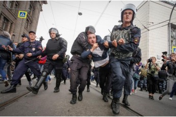 По всій Росії проходять антиурядові мітинги: бійки з поліцією та сотні затриманих (фото)