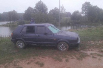 Автомобіль на швидкості злетів у ставок на Буковині: двоє осіб загинули