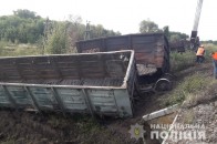 Пасажирський потяг зіткнувся з вантажними вагонами на Харківщині (фото, відео)