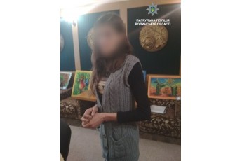 У Луцьку затримали жінку, яка знімала золото у школярів (фото)