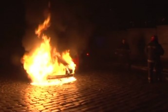 Таксі з пасажирами загорілось та ледь не вибухнуло у Львові (відео)