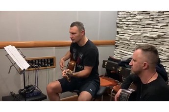 Віталій Кличко у шортах під гітару заспівав 