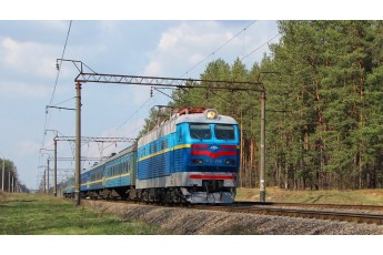 Начальник потяга Ковель-Москва випхала ногою пасажирів на ходу (відео)