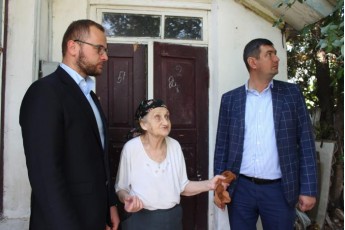 Старенька і сліпа жінка, яка зробила великий вклад у розвиток міста, отримала допомогу від Луцькради (фото)