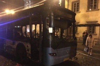 У Львові спалахнула маршрутка з пасажирами (відео)