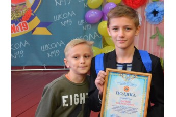 У Луцьку нагородили школяра, який врятував братика та бабусю під час пожежі