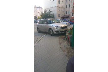 У Луцьку припаркували авто майже на дитячому майданчику (фото)