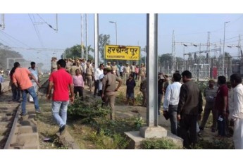 В Індії потяг із сотнями пасажирів зійшов з колії: багато загиблих та постраждалих (фото)
