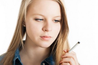 Близько 15% неповнолітніх в Україні курять цигарки