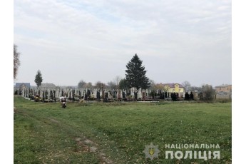 На кладовищі між могилами знайшли мертве немовля