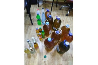 У Луцьку на ринку вилучили майже 70 літрів сурогатного алкоголю (фото)