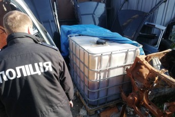 У Луцьку знайшли крадену нафту, яку перевозили вантажівкою