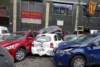Автокран протаранив 19 автомобілів у Києві