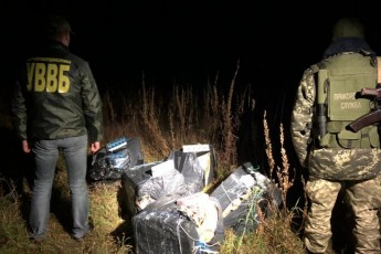 На волинському кордоні знайшли 5 ящиків контрабандних сигарет (відео)