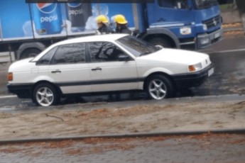 У Луцьку на ходу загорілося авто з газовою установкою (відео)
