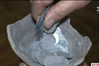 Пенсіонери знайшли скарб XV століття на городі у Житомирській області (відео)