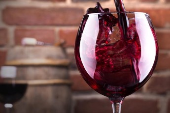 Вчені заявили, що вино запобігає розвитку раку легенів