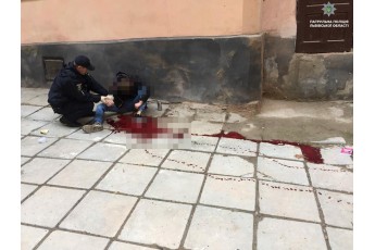 Посеред вулиці у Львові чоловік порізав собі вени (фото 18+)