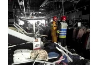 На відвідувачів торгового центру у Польщі впала стеля, є постраждалі