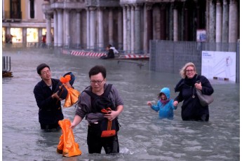 Венеція пішла під воду: опублікували фото наслідків негоди в Італії (фото, відео)