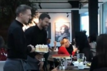 Тортом в обличчя − як офіціанти зреагували на хамство (відео)