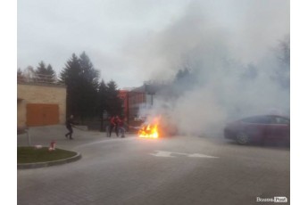 У Луцьку на парковці розважального центру загорілось авто (Відео)