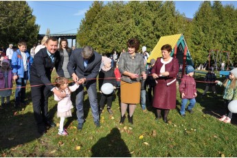 У селі під Луцьком відкрили сучасний дитячий майданчик