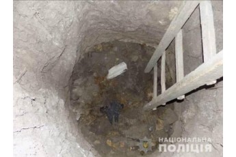 Зниклого торік чоловіка знайшли зарізаного у колодязі (фото)