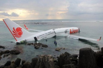 Авіакатастрофа в Індонезії: з води дістали 105 тіл