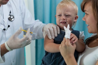 У приватній київській  клініці дітям вкололи контрабандні вакцини