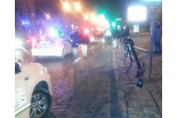 П'яний водій, втікаючи від поліції, перекинувся посеред Львова (відео)