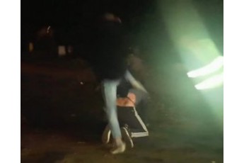 Пасажир автомобіля ударом ноги зламав щелепу поліцейському (відео)
