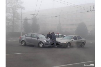 У Луцьку на перехресті зіткнулись два авто (фото)