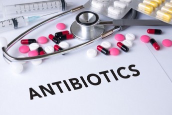 Названо головну небезпеку антибіотиків