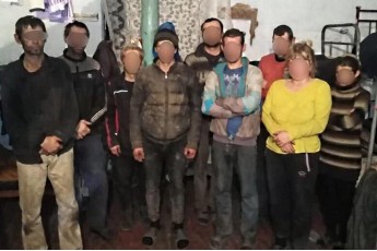 Били та заставляли працювати в полі: злочинці утримували в рабстві майже 100 людей на Одещині (відео)