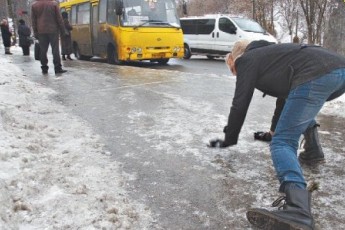 Українців попереджають про ожеледицю на дорогах