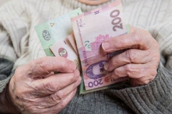 Майже 40% українців отримують пенсії через 